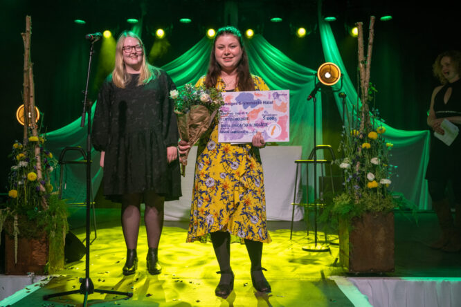 Två kvinnor tar emot priset Sveriges grymmaste håla